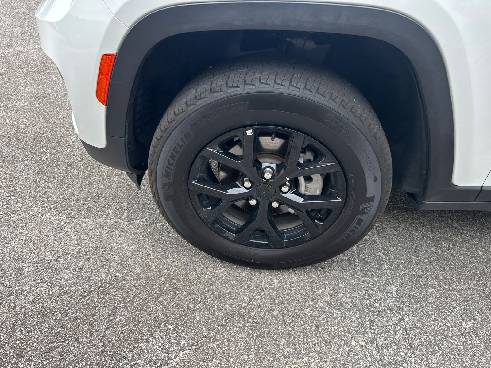 Used 2025 White Jeep Altitude image 11