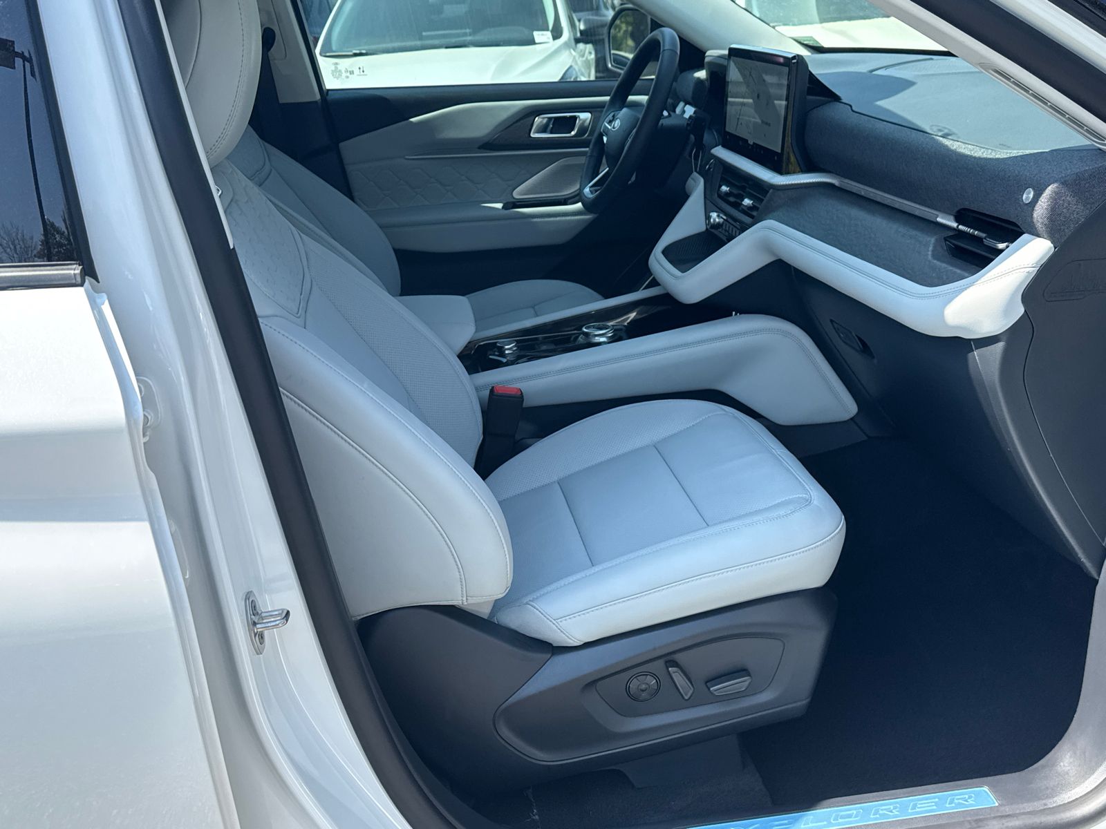 New 2026 Star White Metallic Tri-Coat Ford Platinum™ image 16