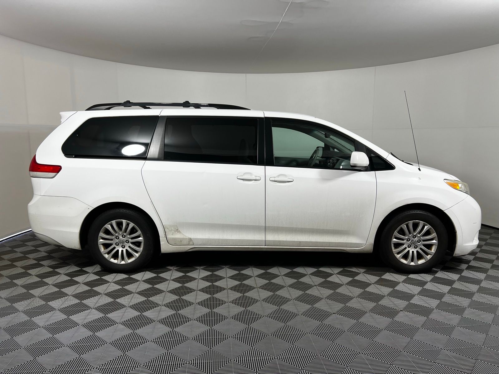 Thumbnail: 2011 Toyota Sienna - 4