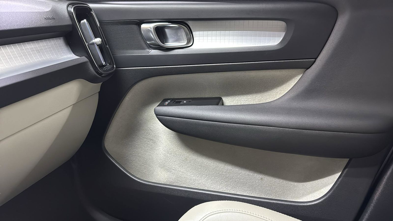 Used Car 2022 Volvo Xc40  Momentum For Sale Under $30,000 In Austin, Texas