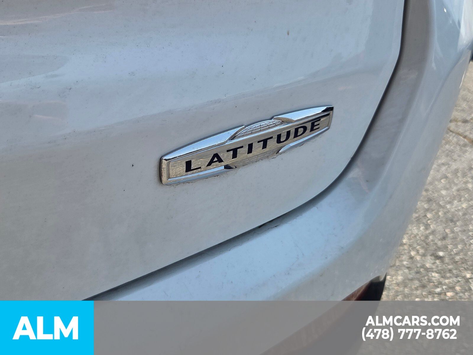 Used 2025 White Jeep Latitude image 16