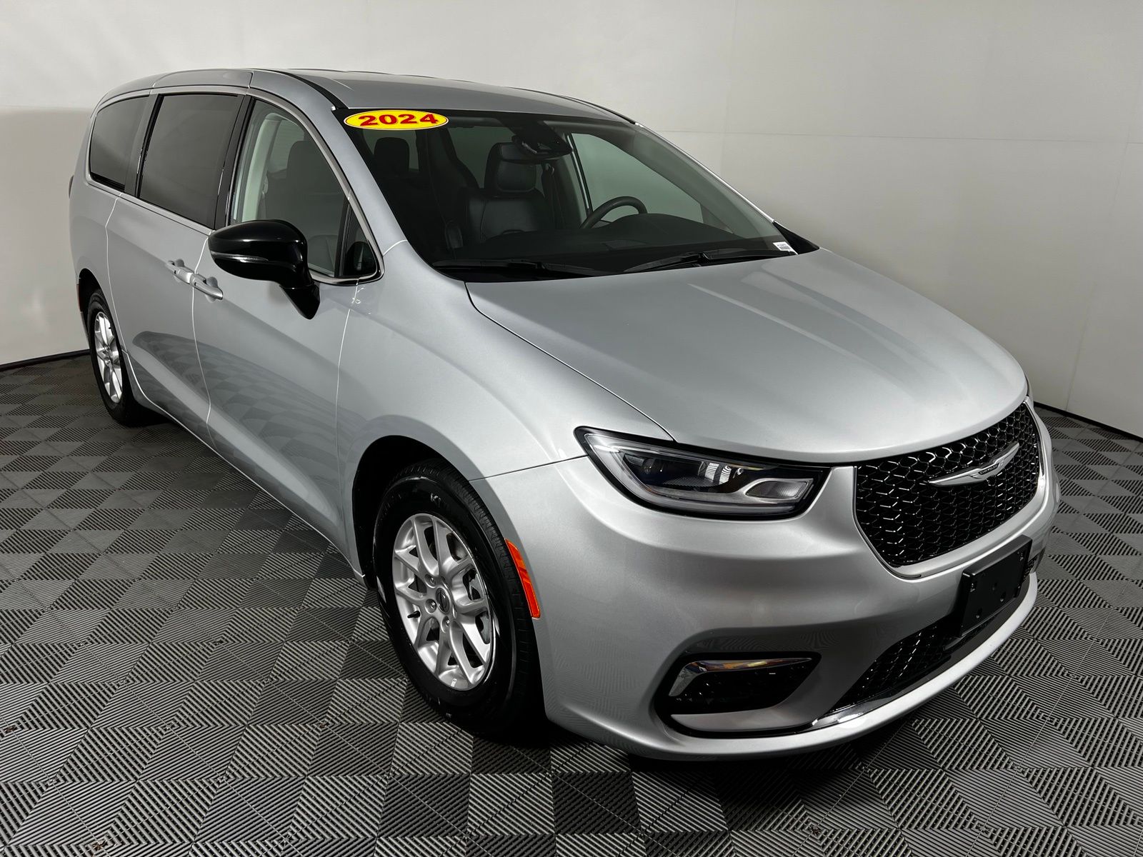 Thumbnail: 2024 Chrysler Pacifica - 3