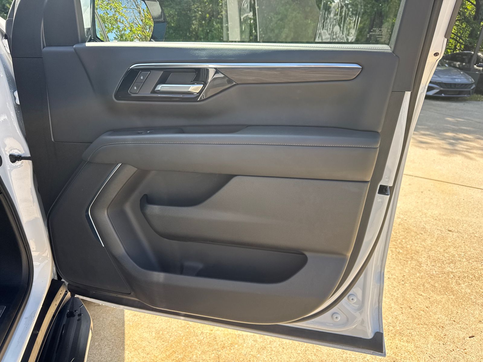 Used 2025 White Chevrolet LT image 14