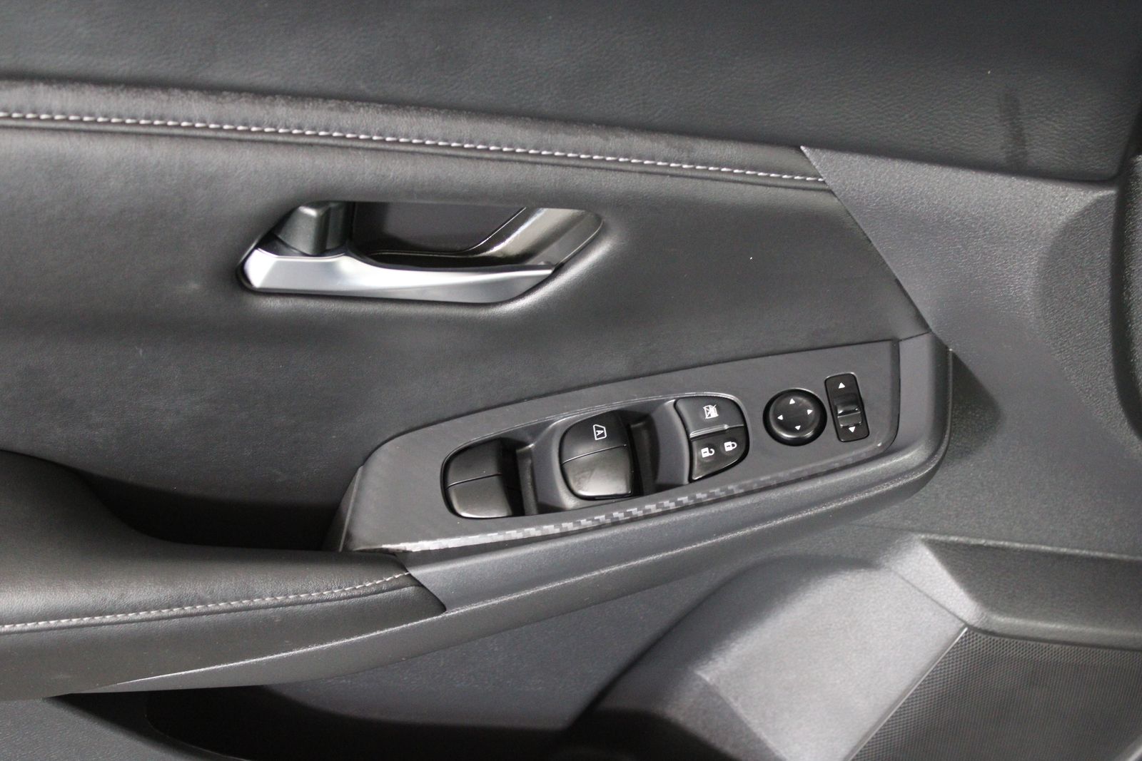 Used 2025 Gray Nissan SV image 9