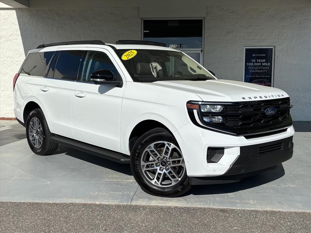 Oxford White 2025 Ford Expedition Active RWD SUV / Crossover 4X2 Automatic