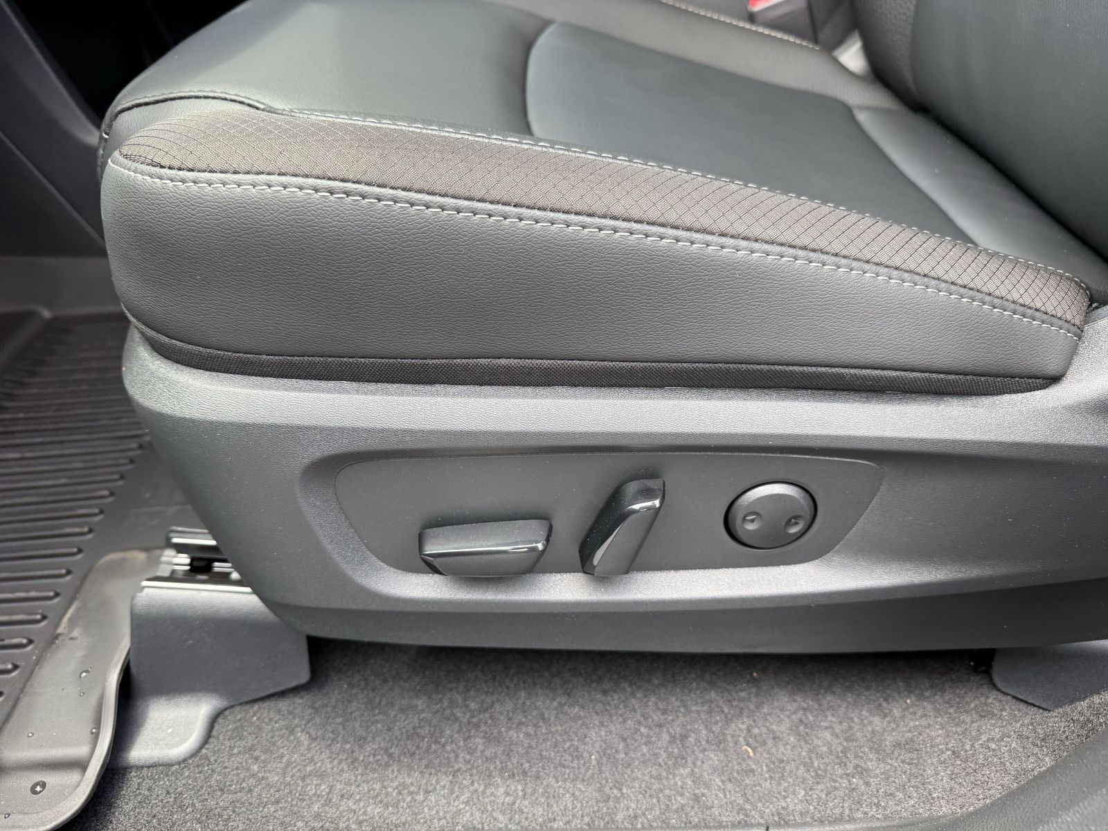 2025 Nissan Pathfinder SL photo 17