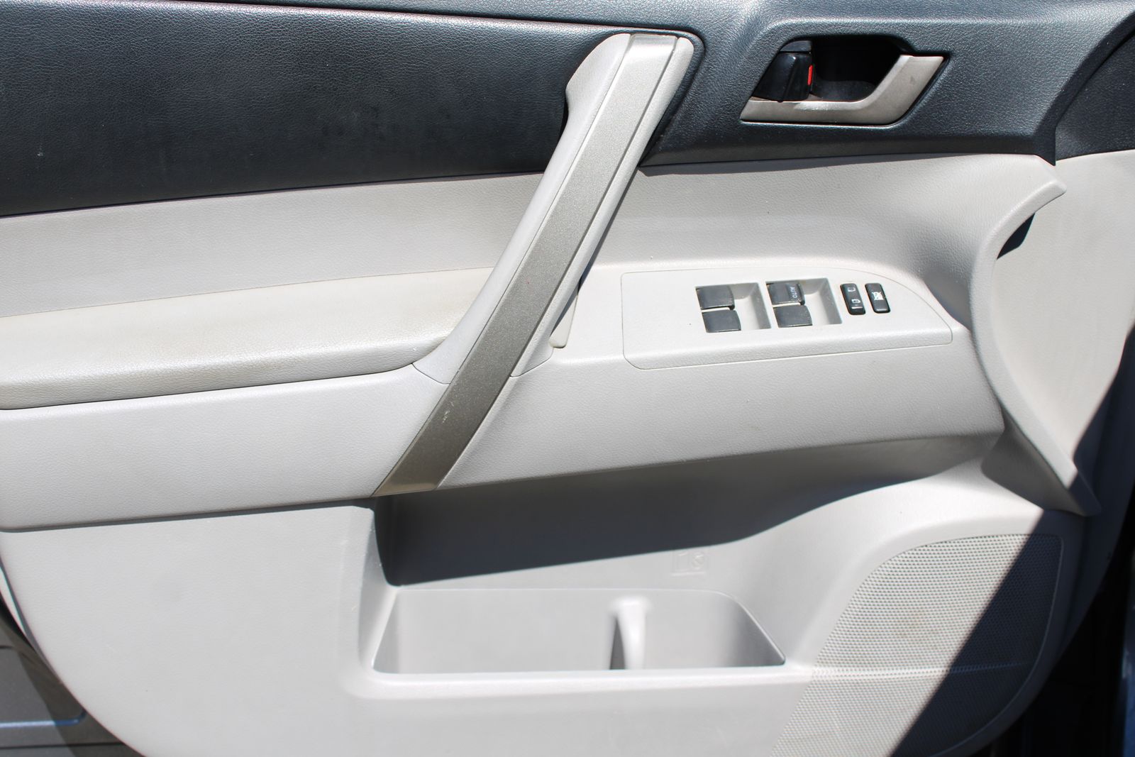 Used 2011 Gray Toyota SE image 13