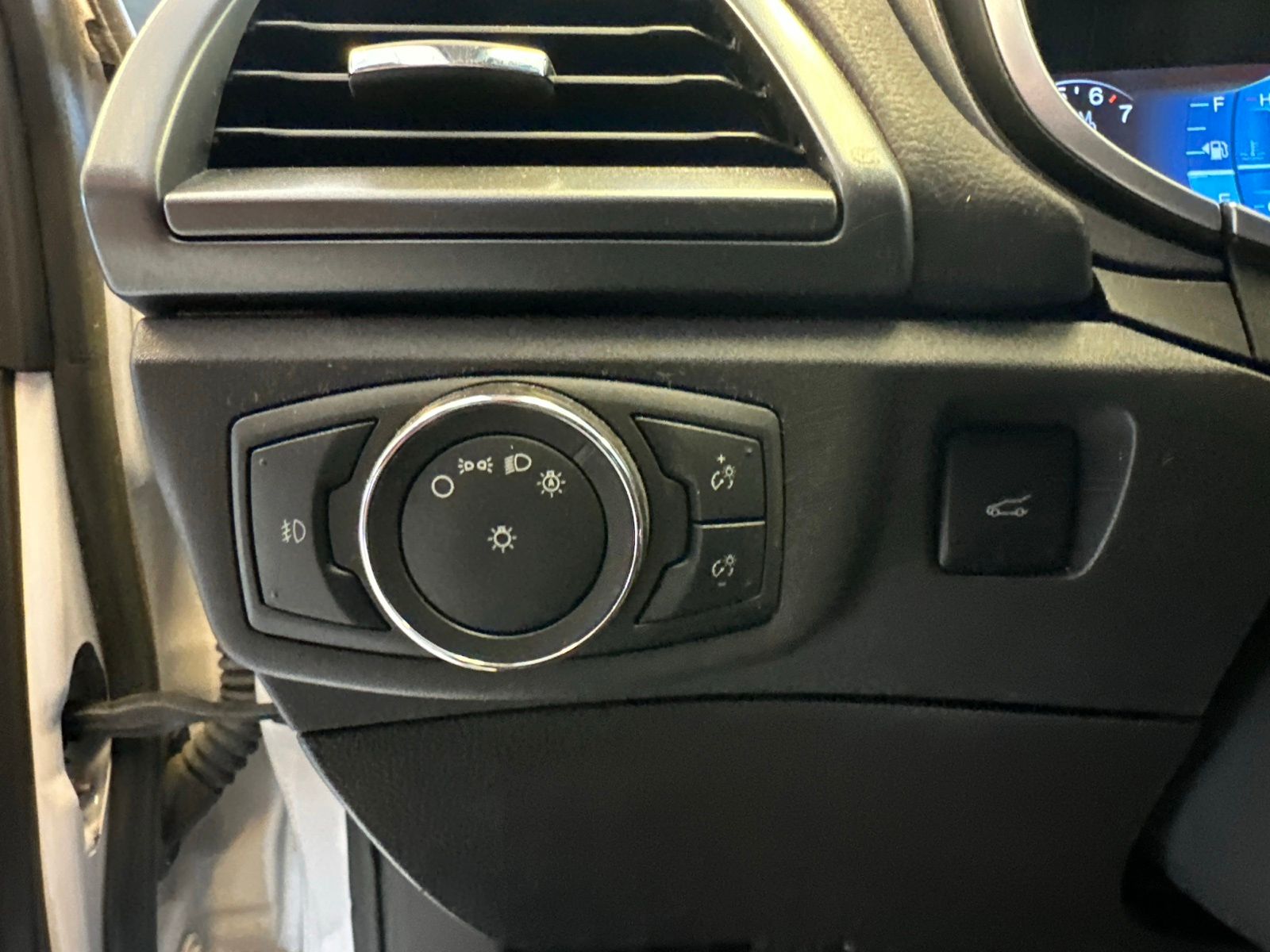Used 2014 White Platinum Clearcoat Metallic Ford Titanium image 19