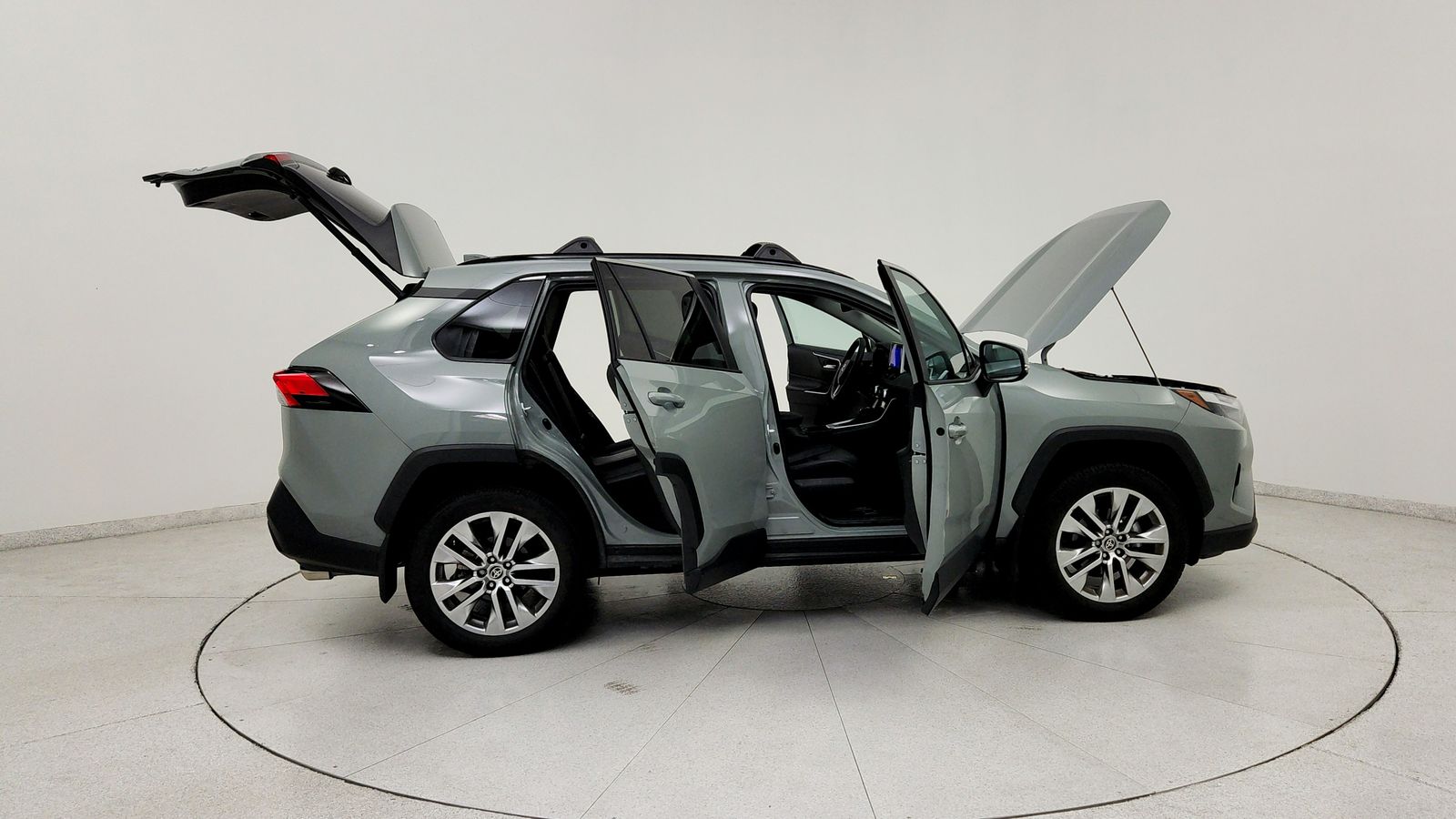 Used 2023  Toyota XLE Premium image 14