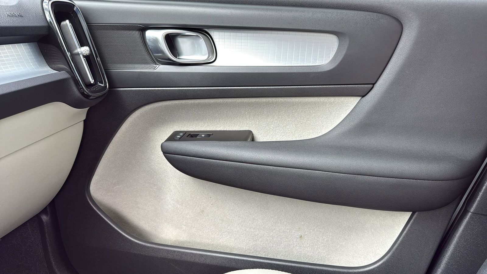 Used Car 2022 Volvo Xc40  Momentum For Sale Under $30,000 In Austin, Texas