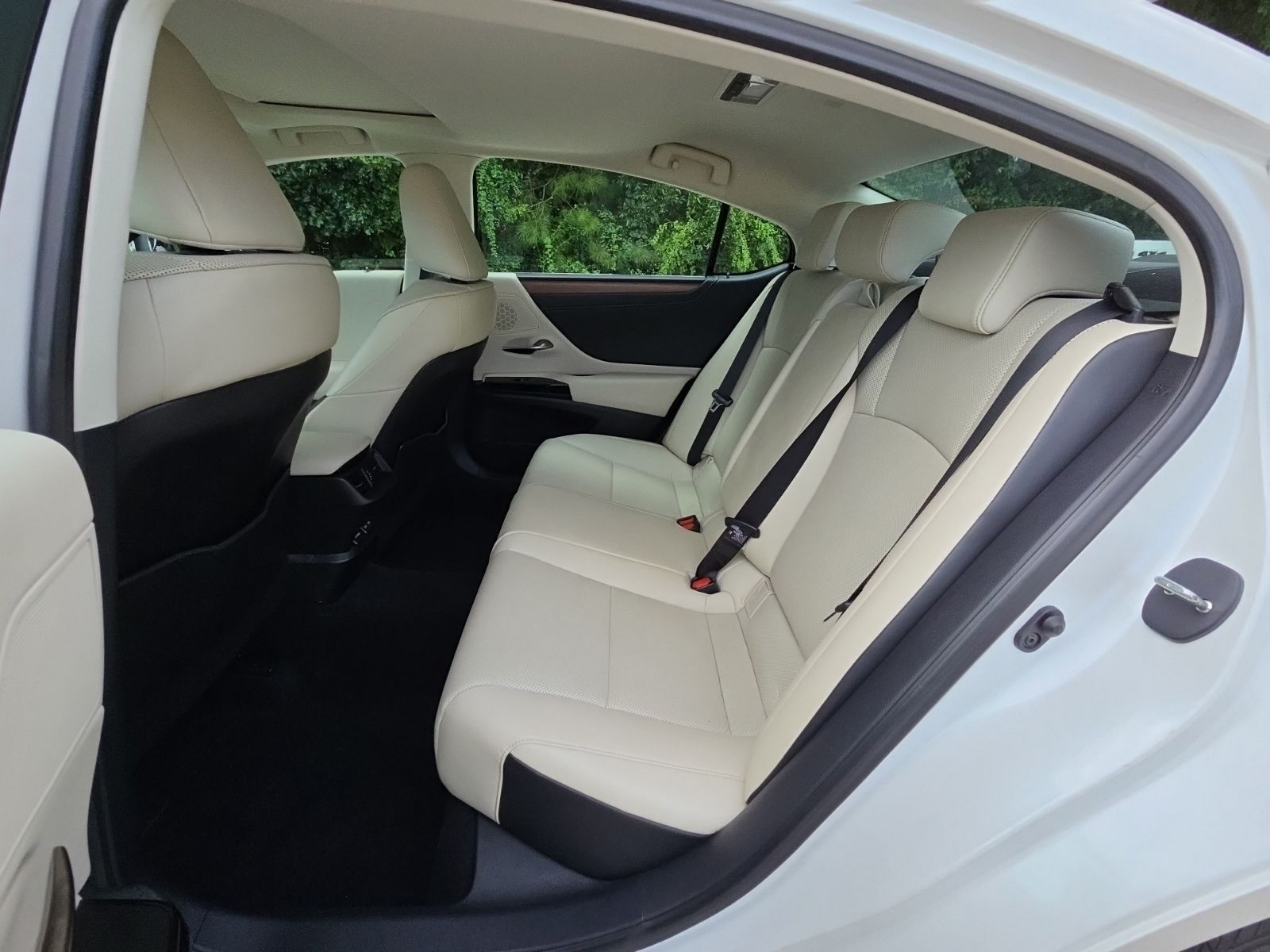 Used 2024 White Lexus 350 image 19