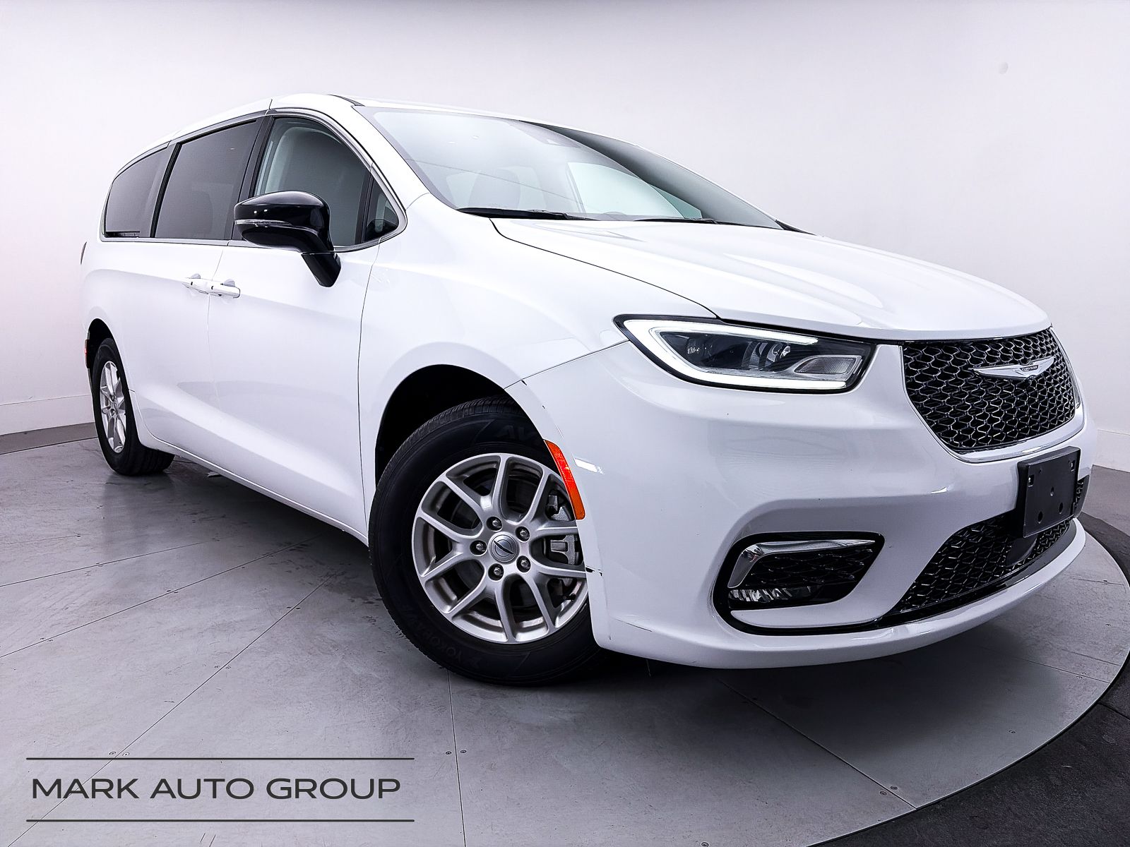2024 Chrysler Pacifica Touring L's photo