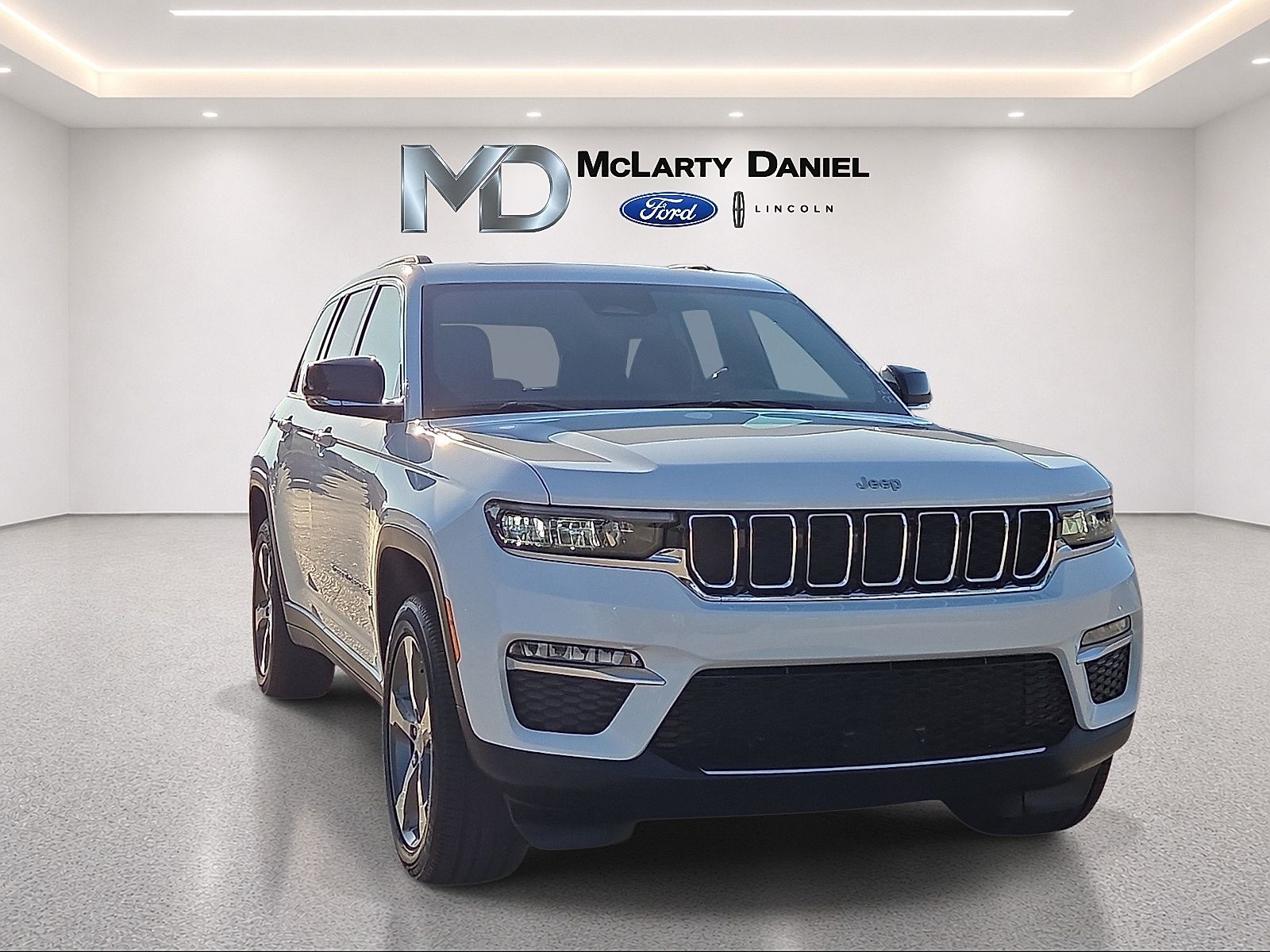 Bright White Clearcoat 2025 Jeep Grand Cherokee SUV / Crossover Four-Wheel Drive 8-Speed Automatic