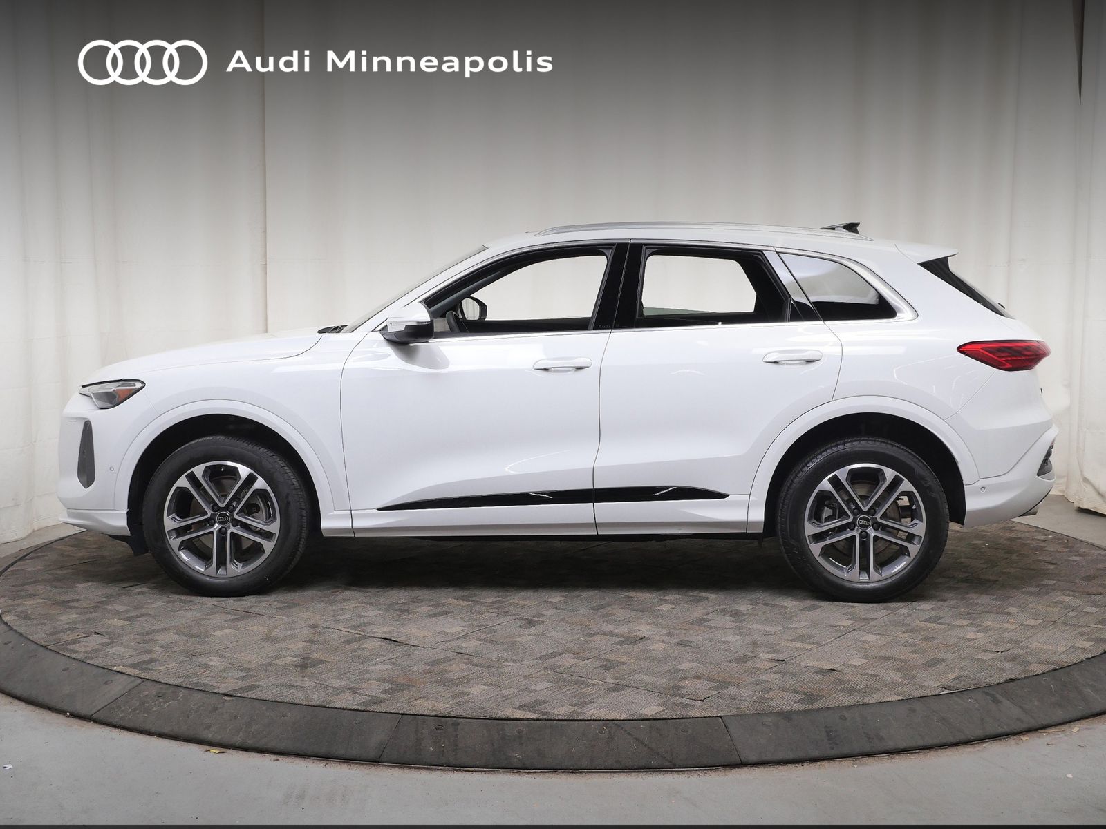 View vehicle photo 3