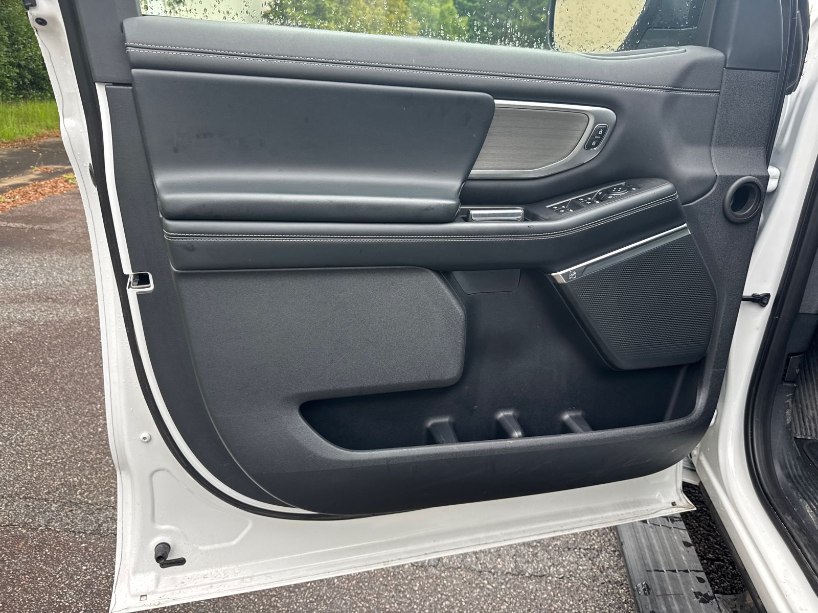 Used 2025 White Ford Platinum image 10