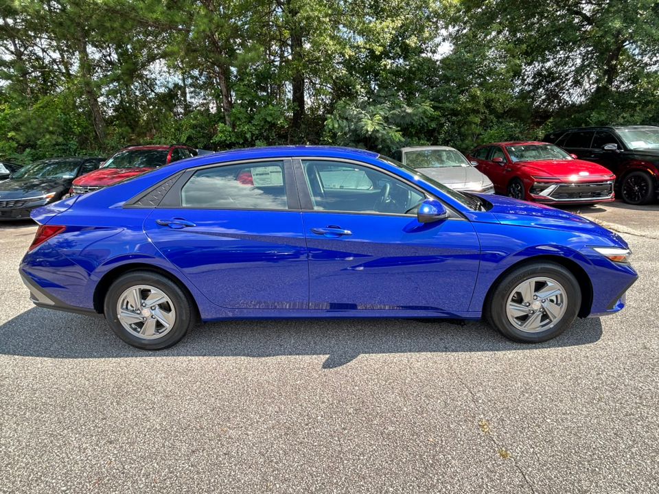 2025 Hyundai Elantra SE photo 4