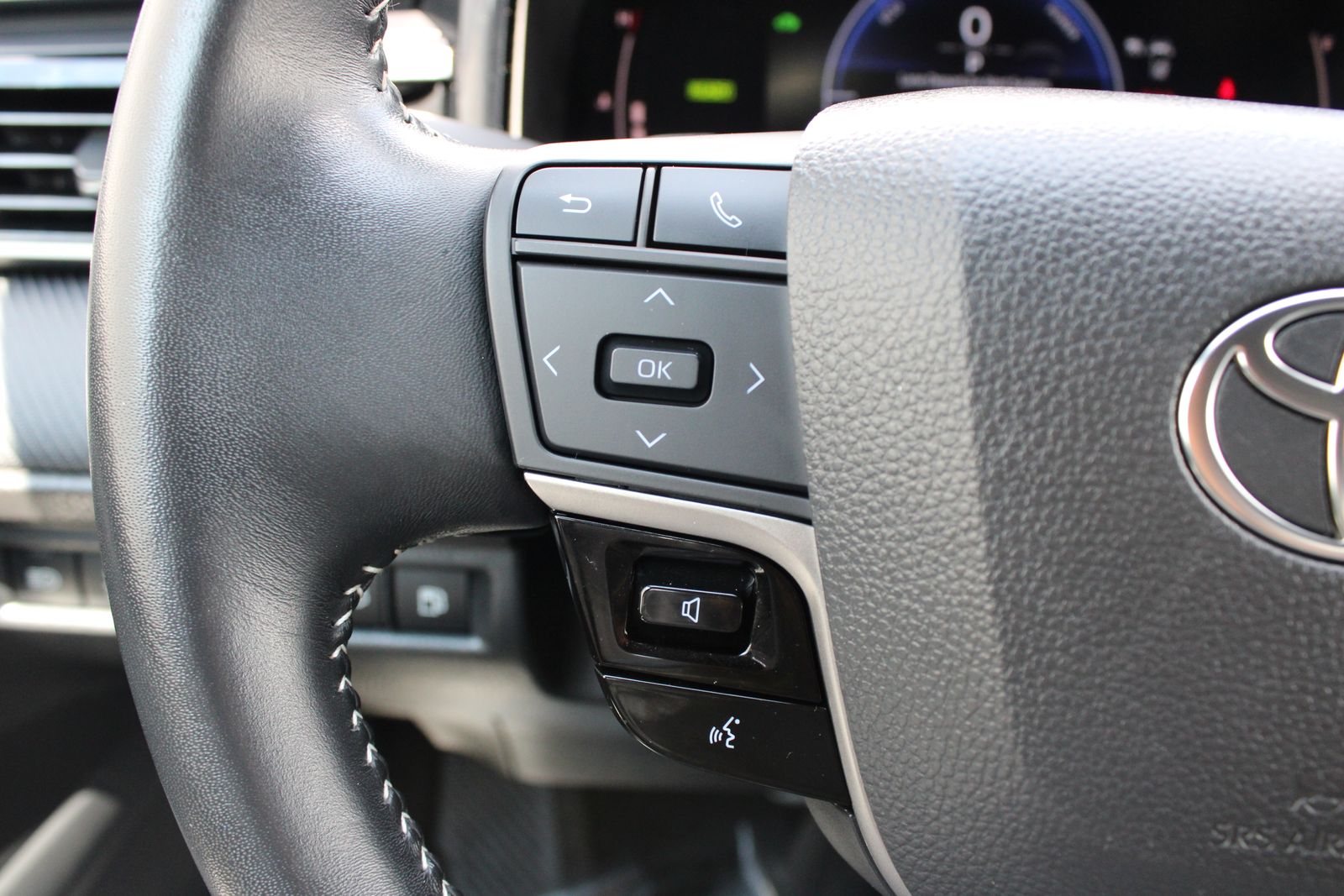 Used 2025  Toyota SE image 17