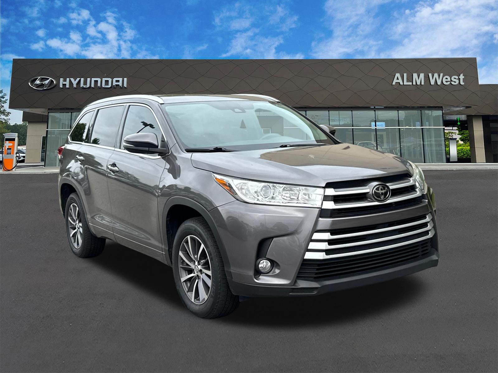 Used 2018 Gray Toyota XLE image 3