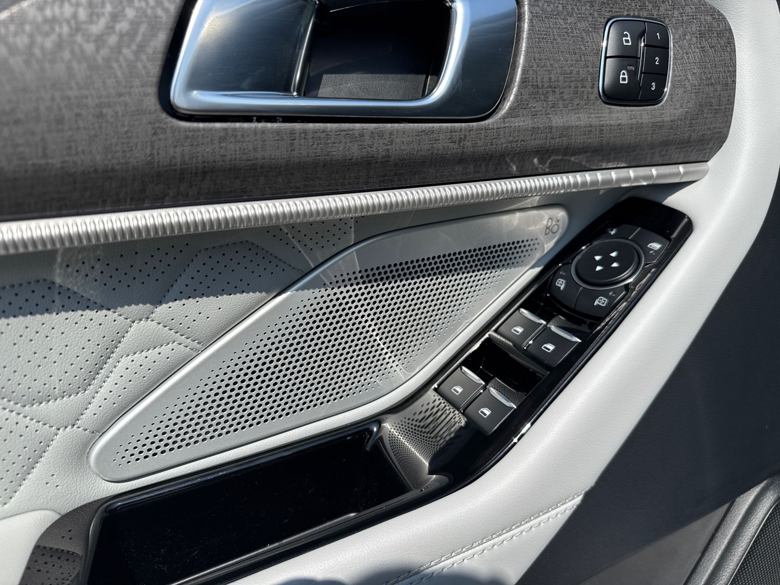 New 2026 Star White Metallic Tri-Coat Ford Platinum™ image 13