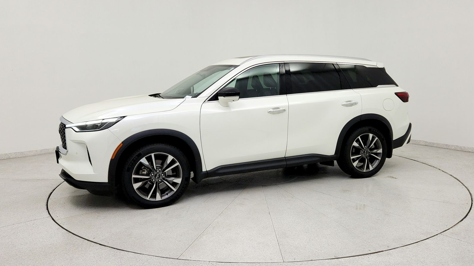 Used 2023 White INFINITI LUXE image 3