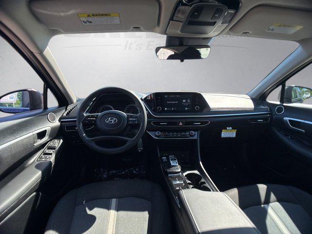 Used 2021 Blue Hyundai SE image 3