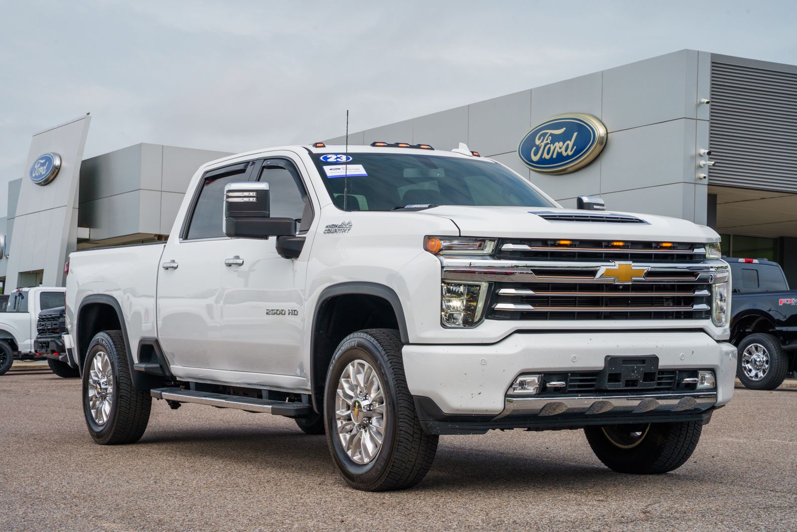 Summit White 2023 Chevrolet Silverado 2500HD Pickup Truck Four-Wheel Drive Automatic