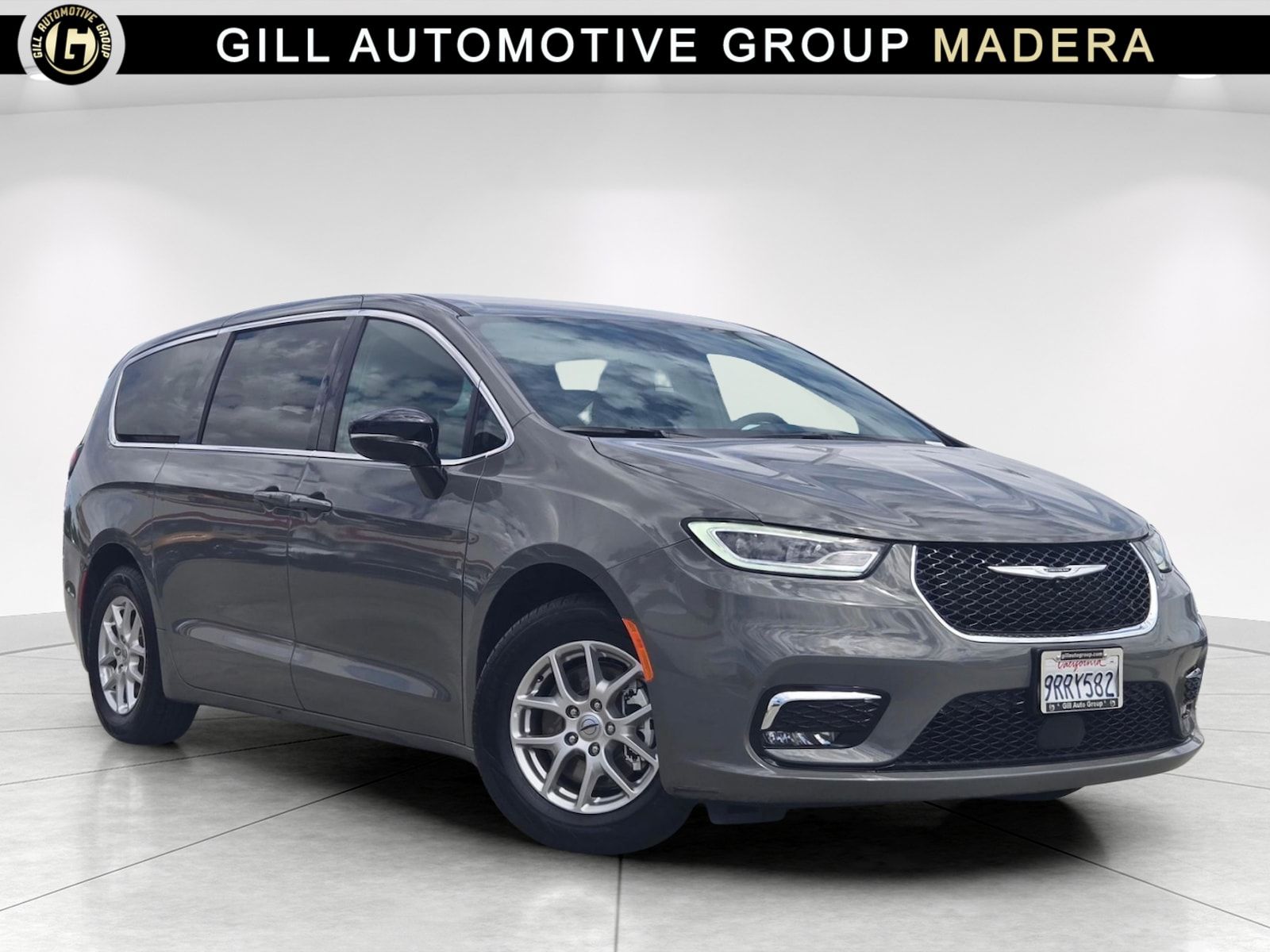 Ceramic Gray Clearcoat 2025 Chrysler Pacifica Minivan Front-Wheel Drive 9-Speed Automatic