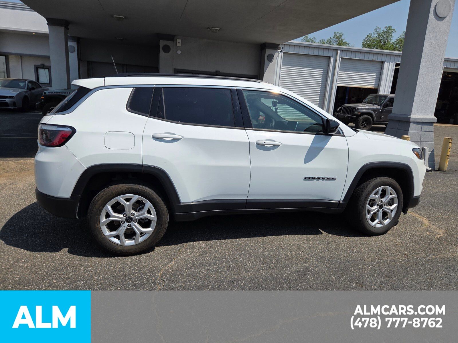 Used 2025 White Jeep Latitude image 25