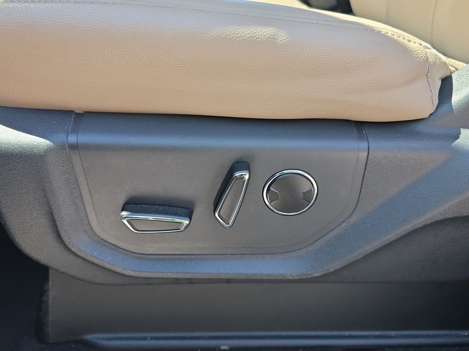 Used 2024 Silver Ford Limited image 39