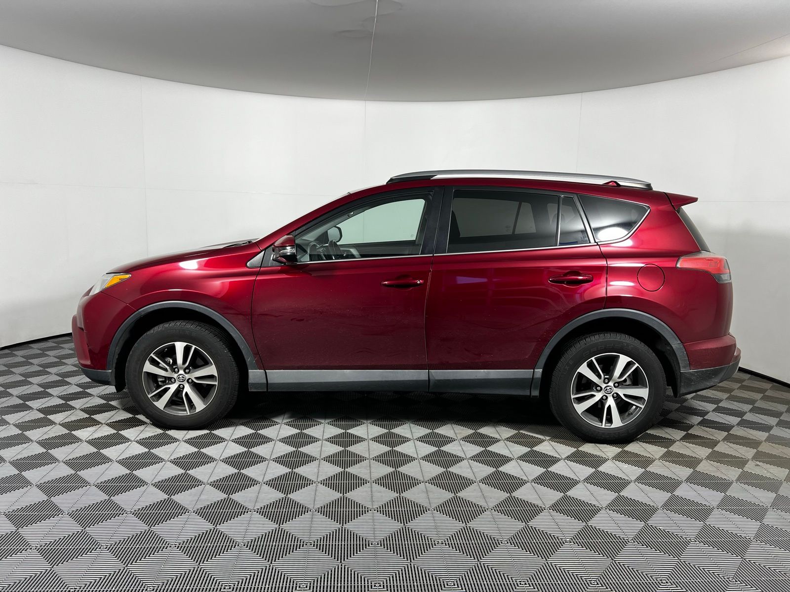 Thumbnail: 2018 Toyota RAV4 - 8