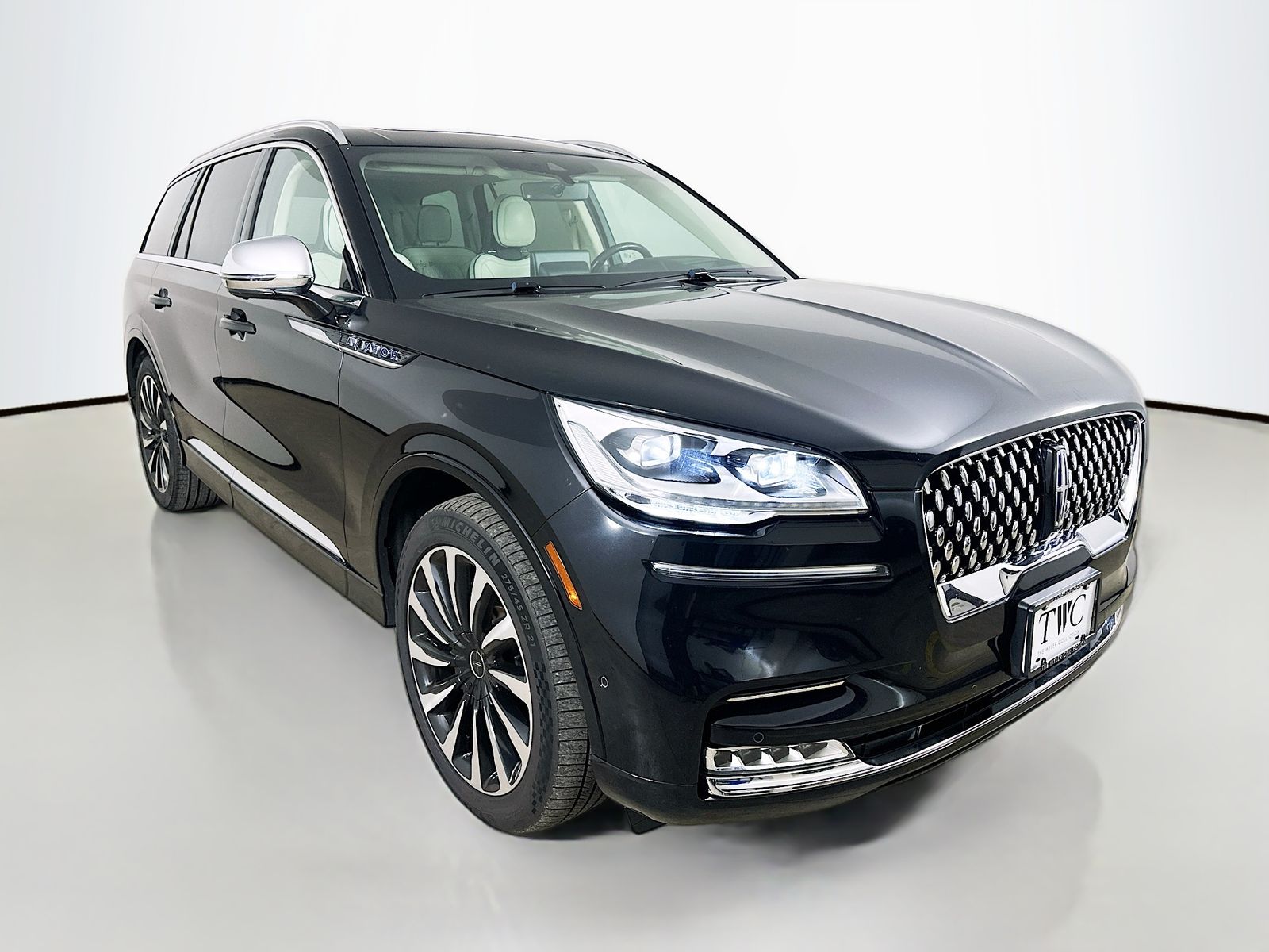 View vehicle photo 3