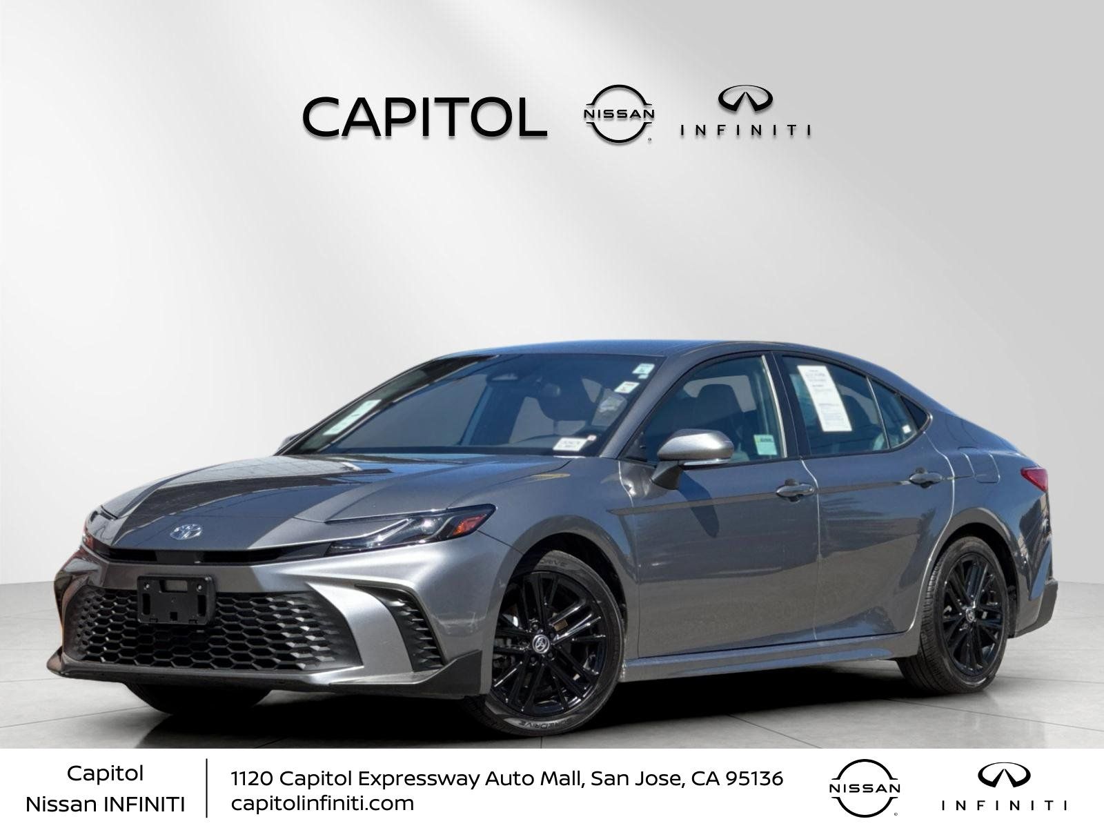 2025 Toyota Camry SE Hybrid's photo