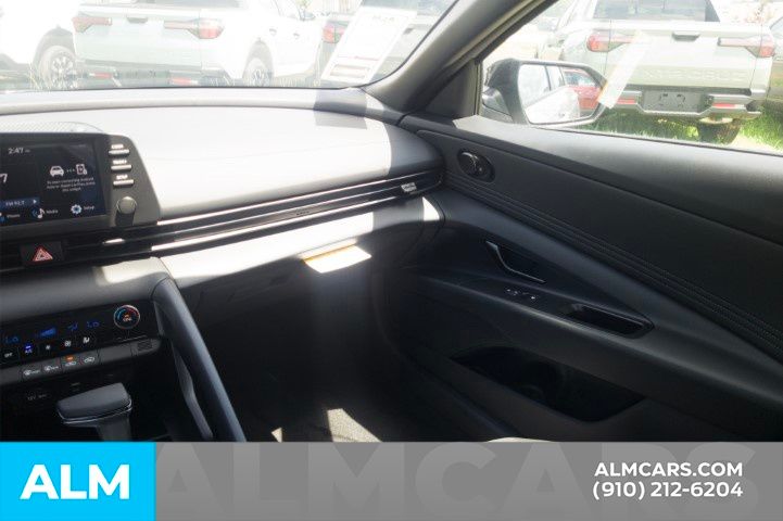 Used 2025 White Hyundai SEL Sport image 18