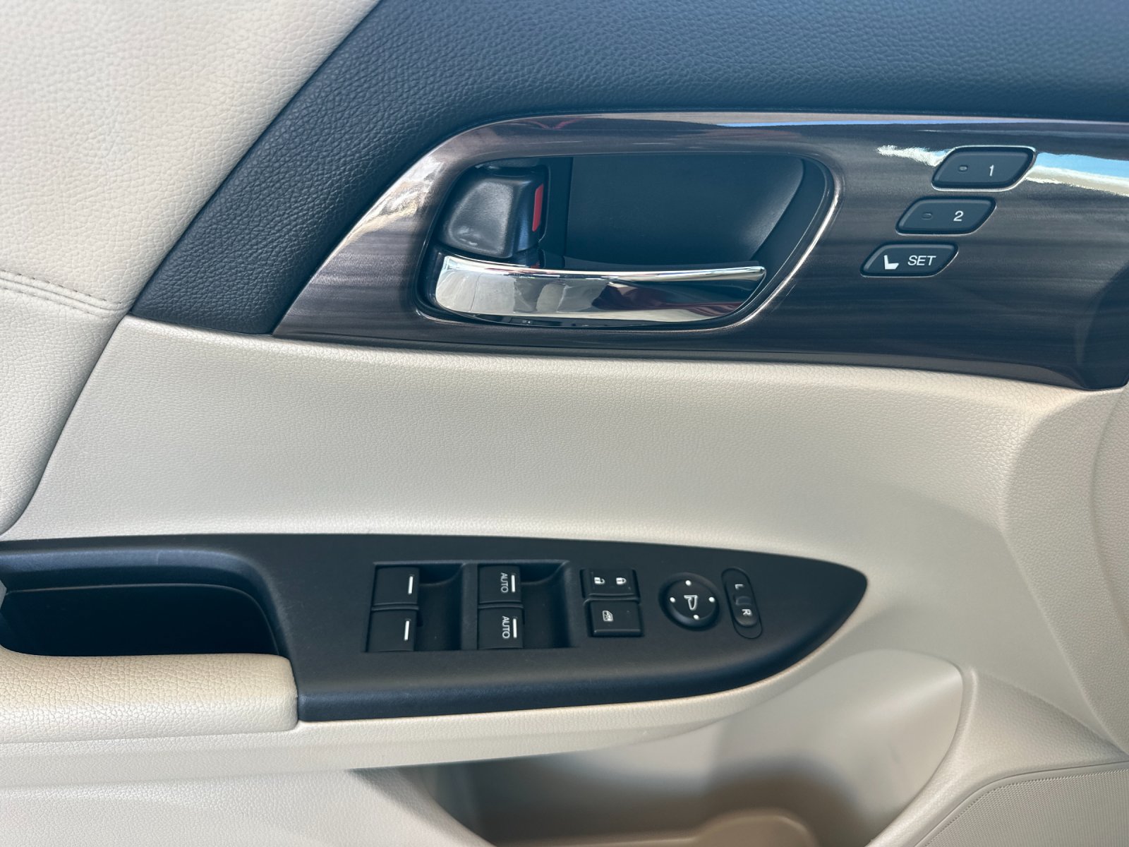 2017 Honda Accord Touring — full photo 11 of 28