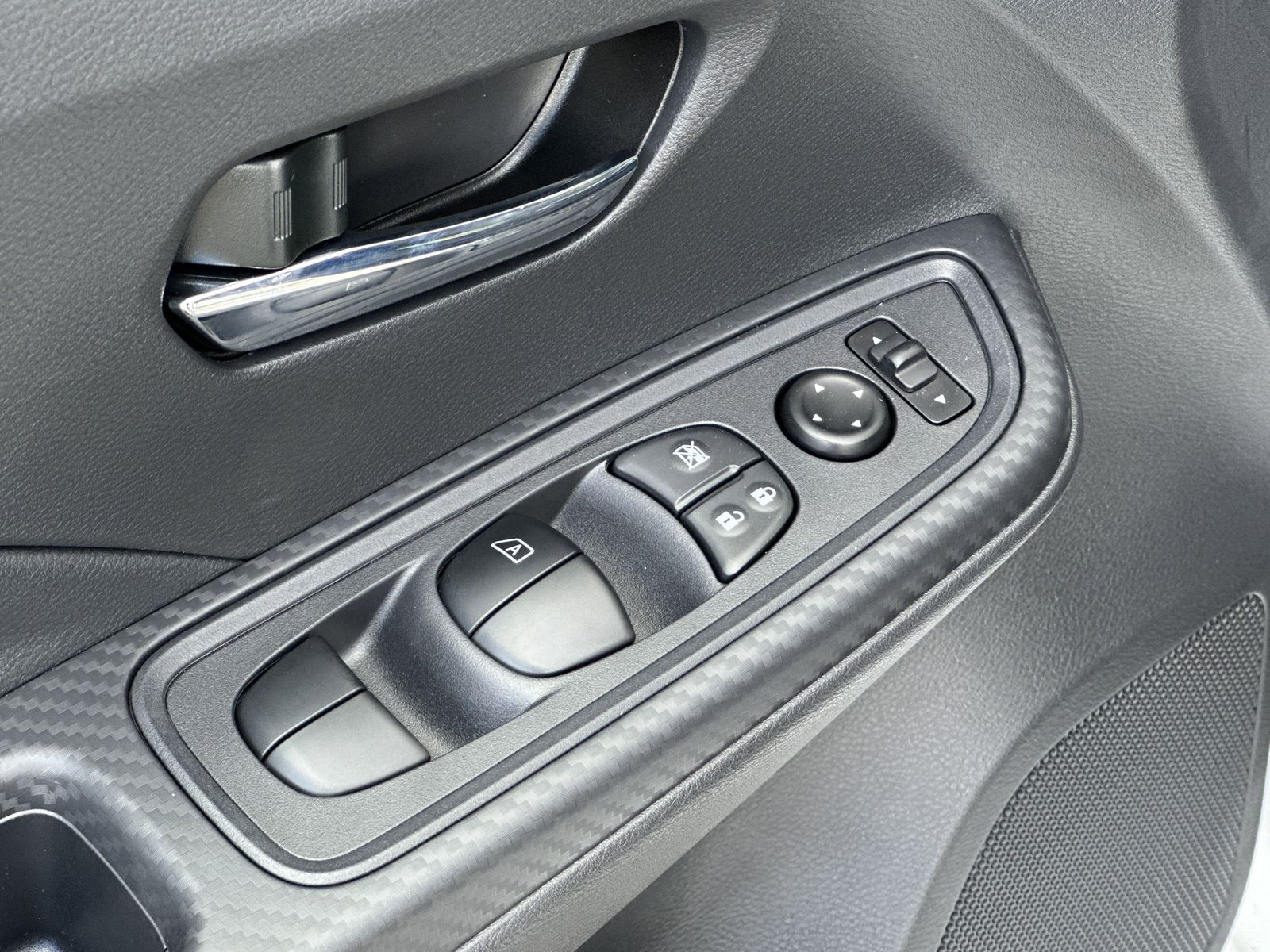 2025 Nissan Versa 1.6 SV photo 17