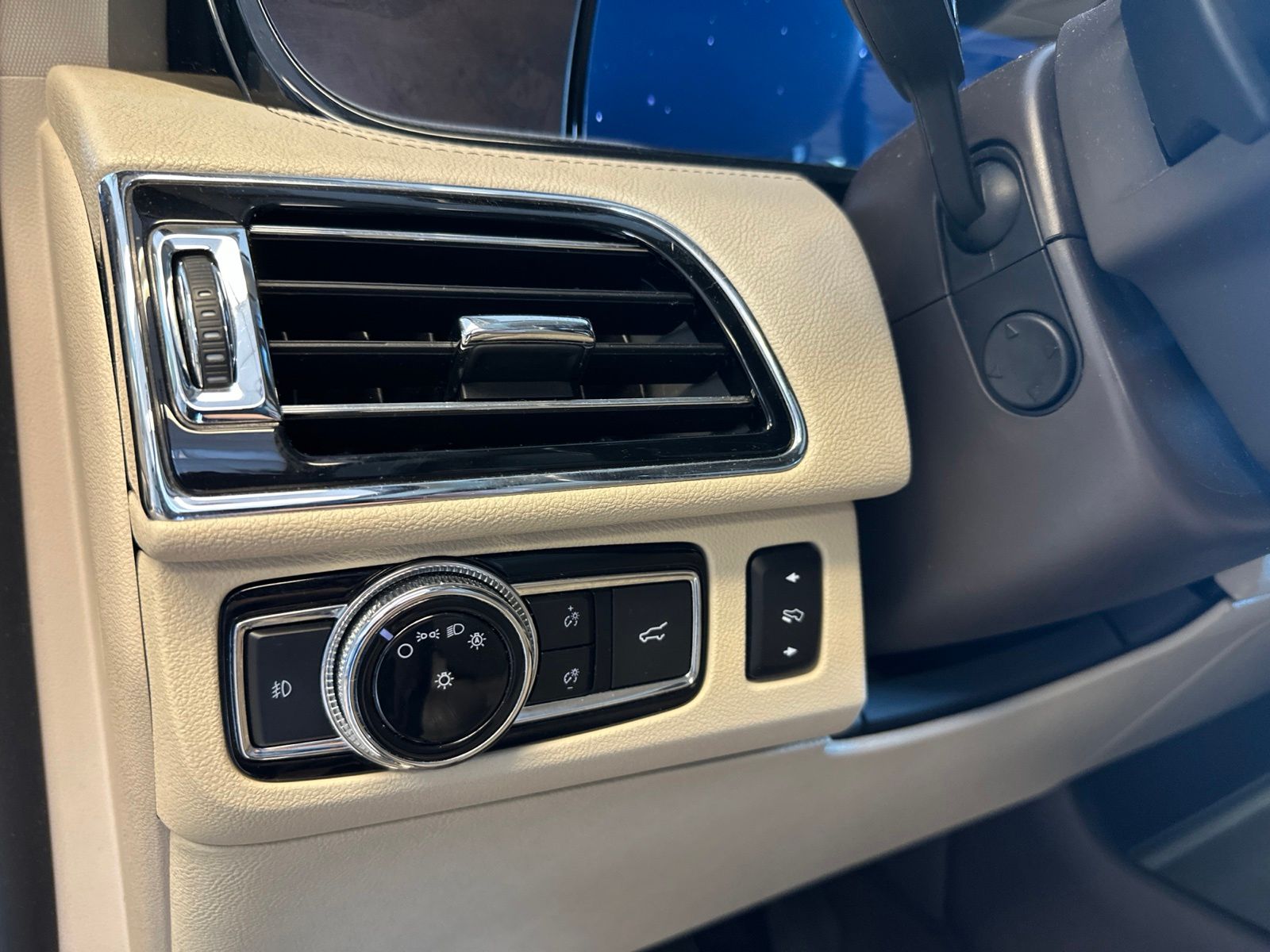 Used 2020 Blue Diamond Lincoln Reserve image 26