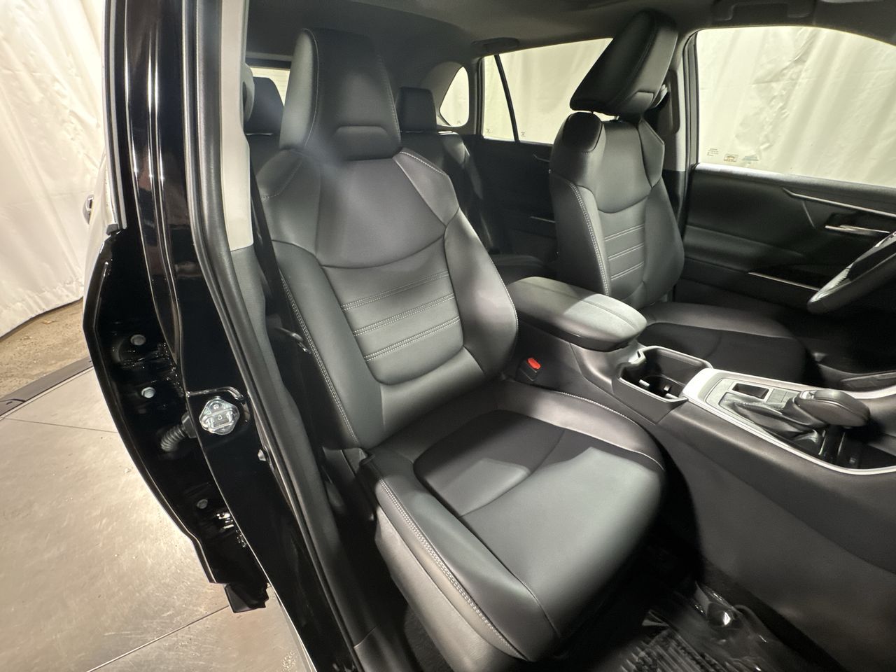 2025 Toyota RAV4 XLE Premium photo 24