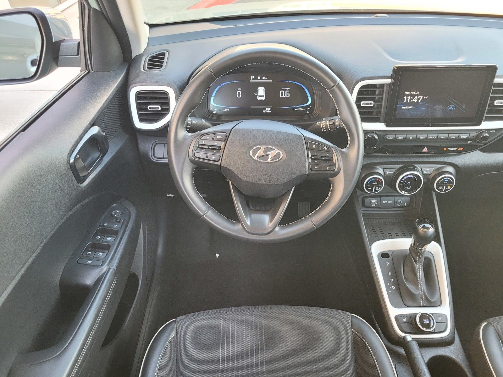 2025 Hyundai Venue Limited - Photo 12