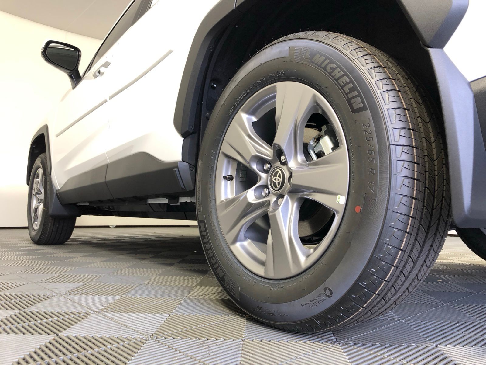 2025 Toyota RAV4 XLE 24