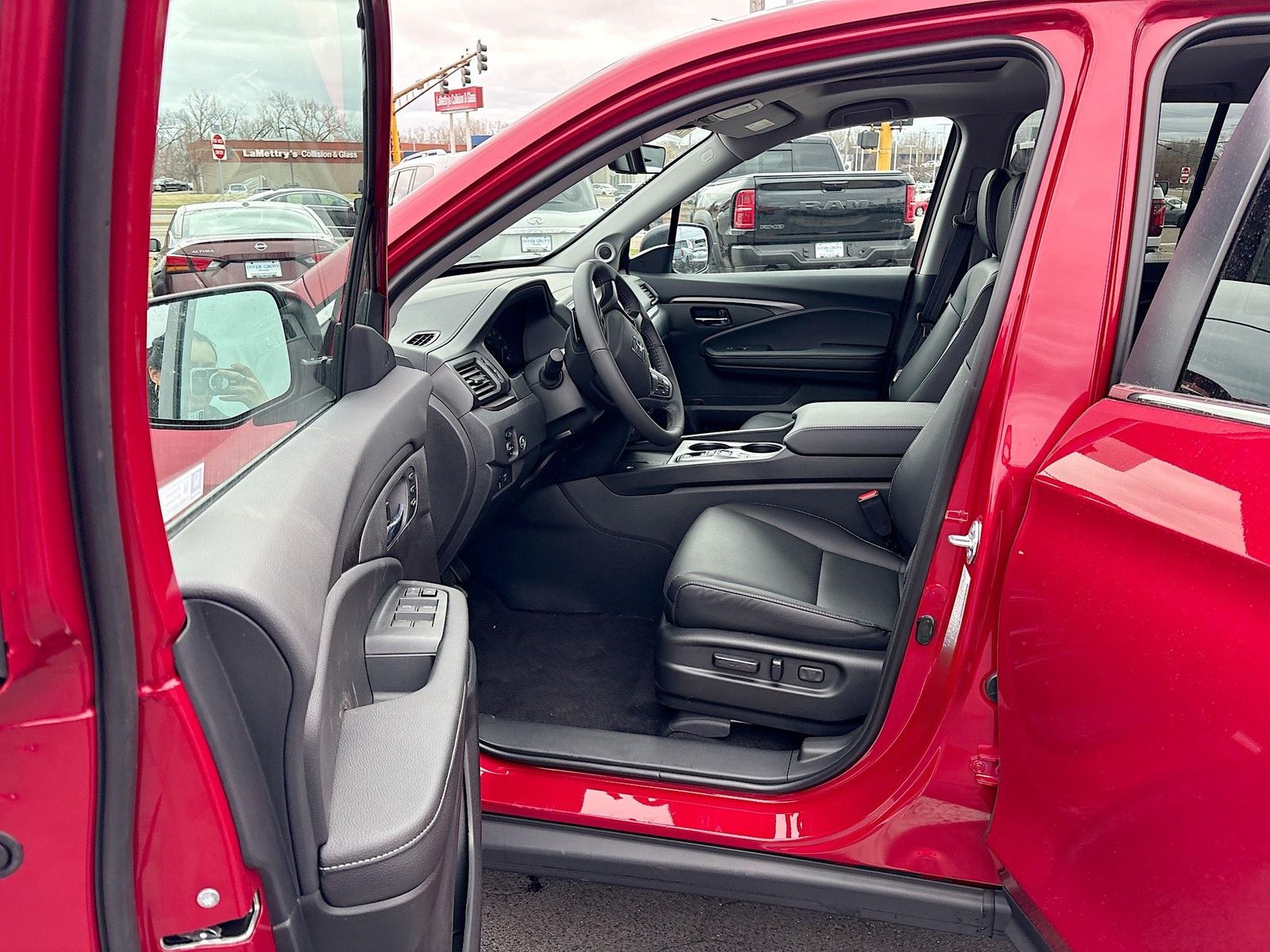 View vehicle photo 4