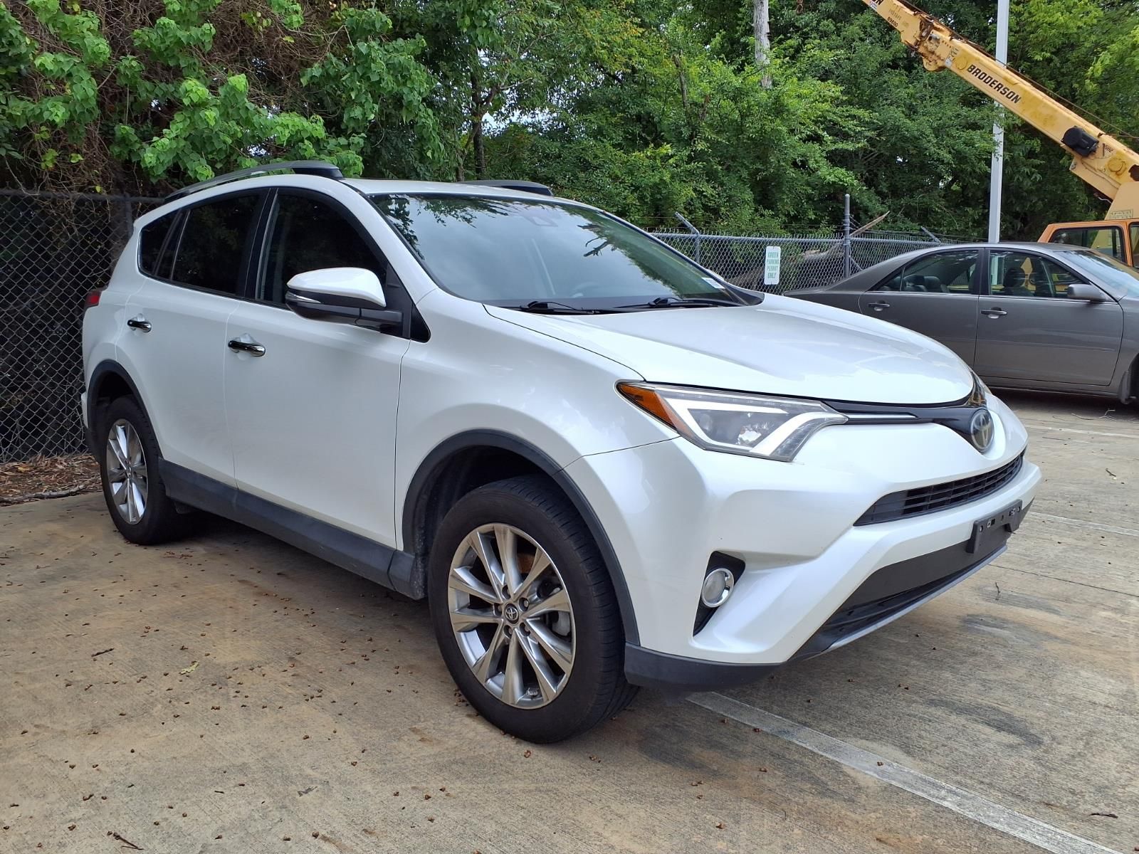 White (Blizzard Pearl) 2017 Toyota RAV4 SUV / Crossover Front-Wheel Drive 6-Speed Automatic