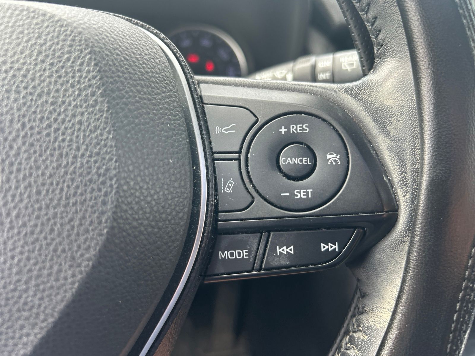 Used 2020 White Toyota XLE Premium image 22