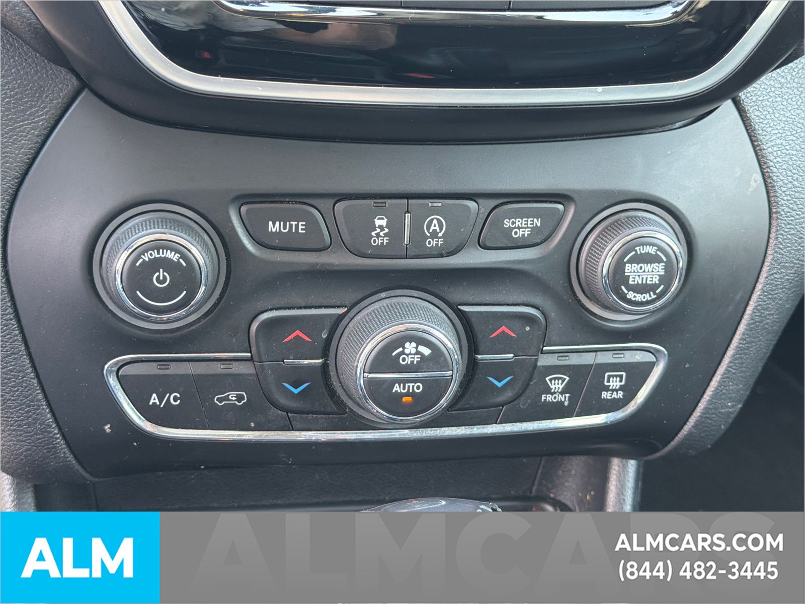 Used 2019 Silver Jeep Limited image 35