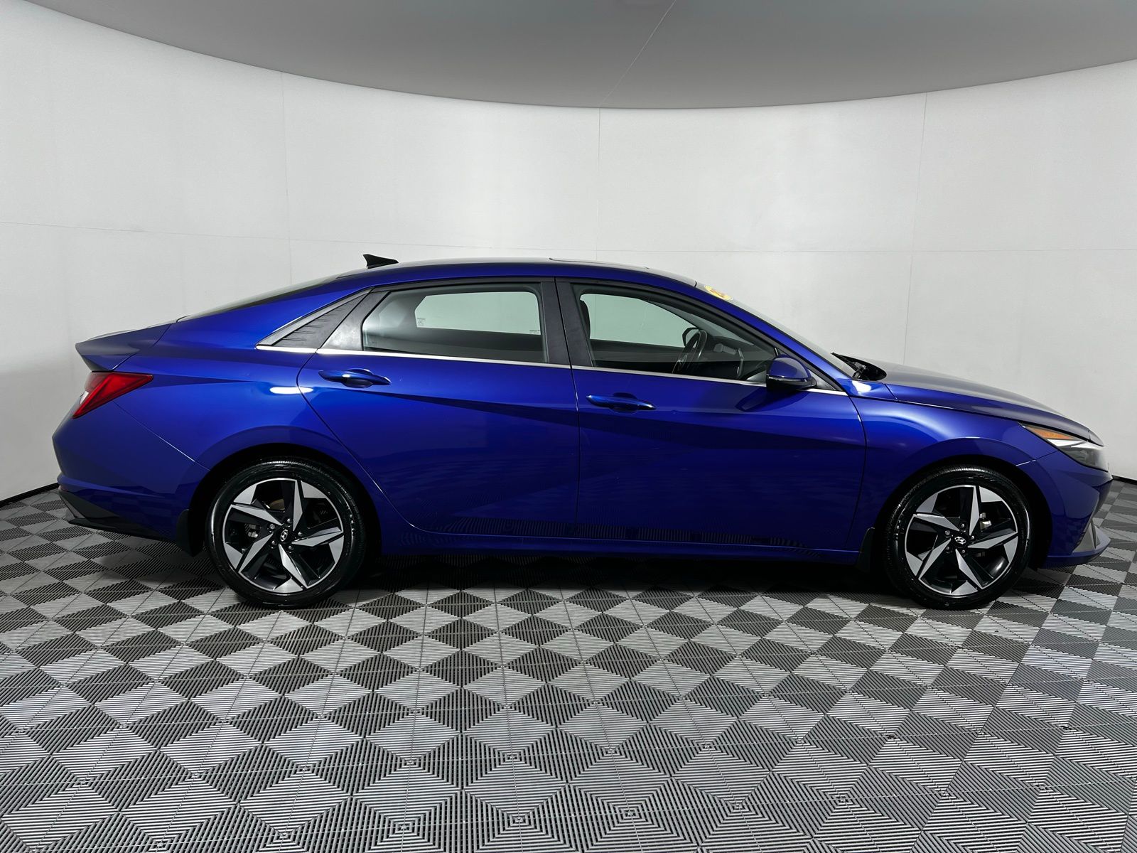 Thumbnail: 2023 Hyundai Elantra - 4