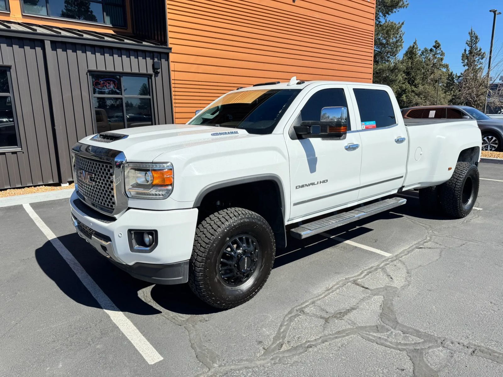 2017 GMC Sierra 3500HD Denali Crew Cab LB DRW 4WD