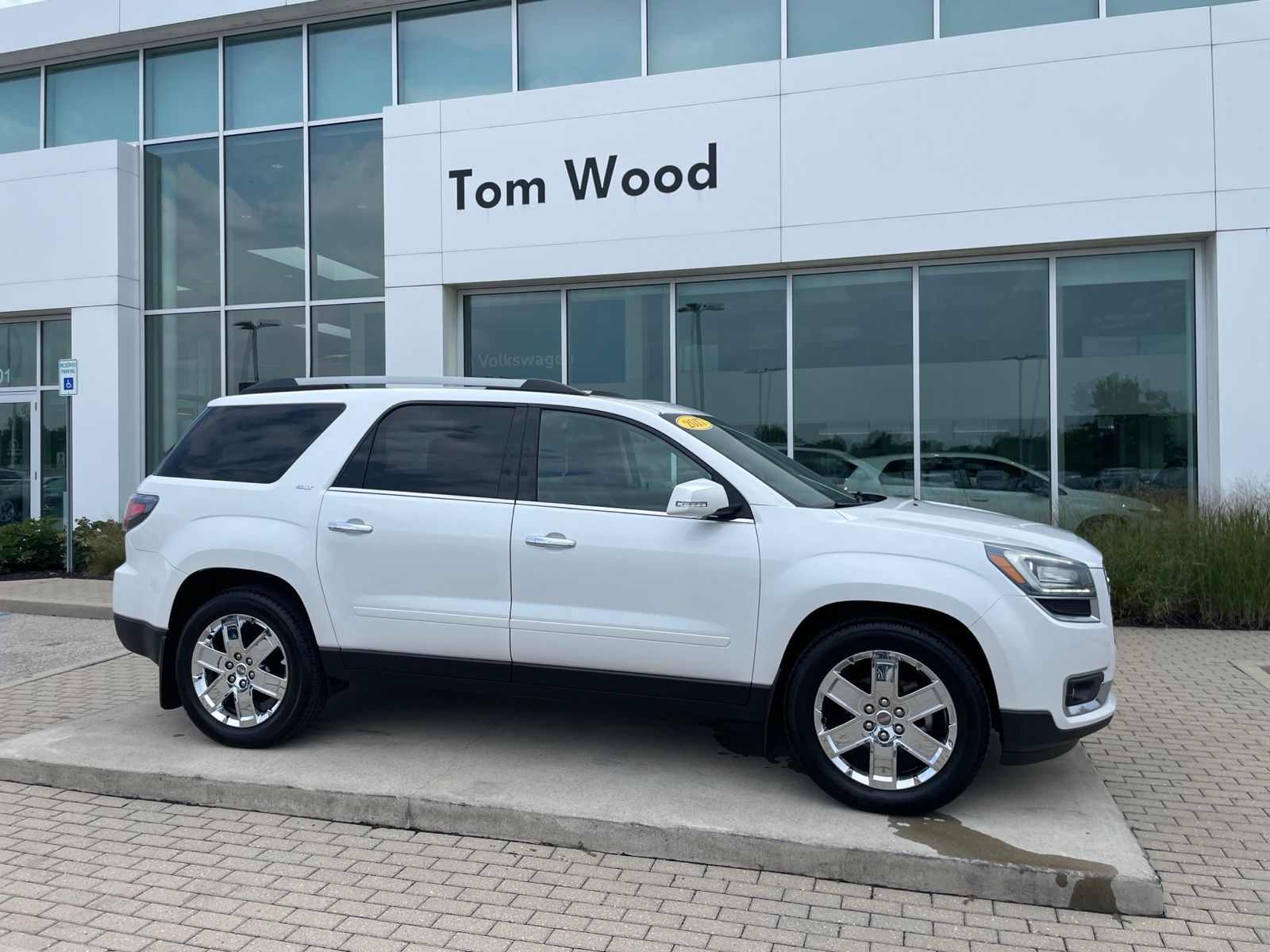 White Frost Tricoat 2017 GMC Acadia SUV / Crossover Front-Wheel Drive 6-Speed Automatic