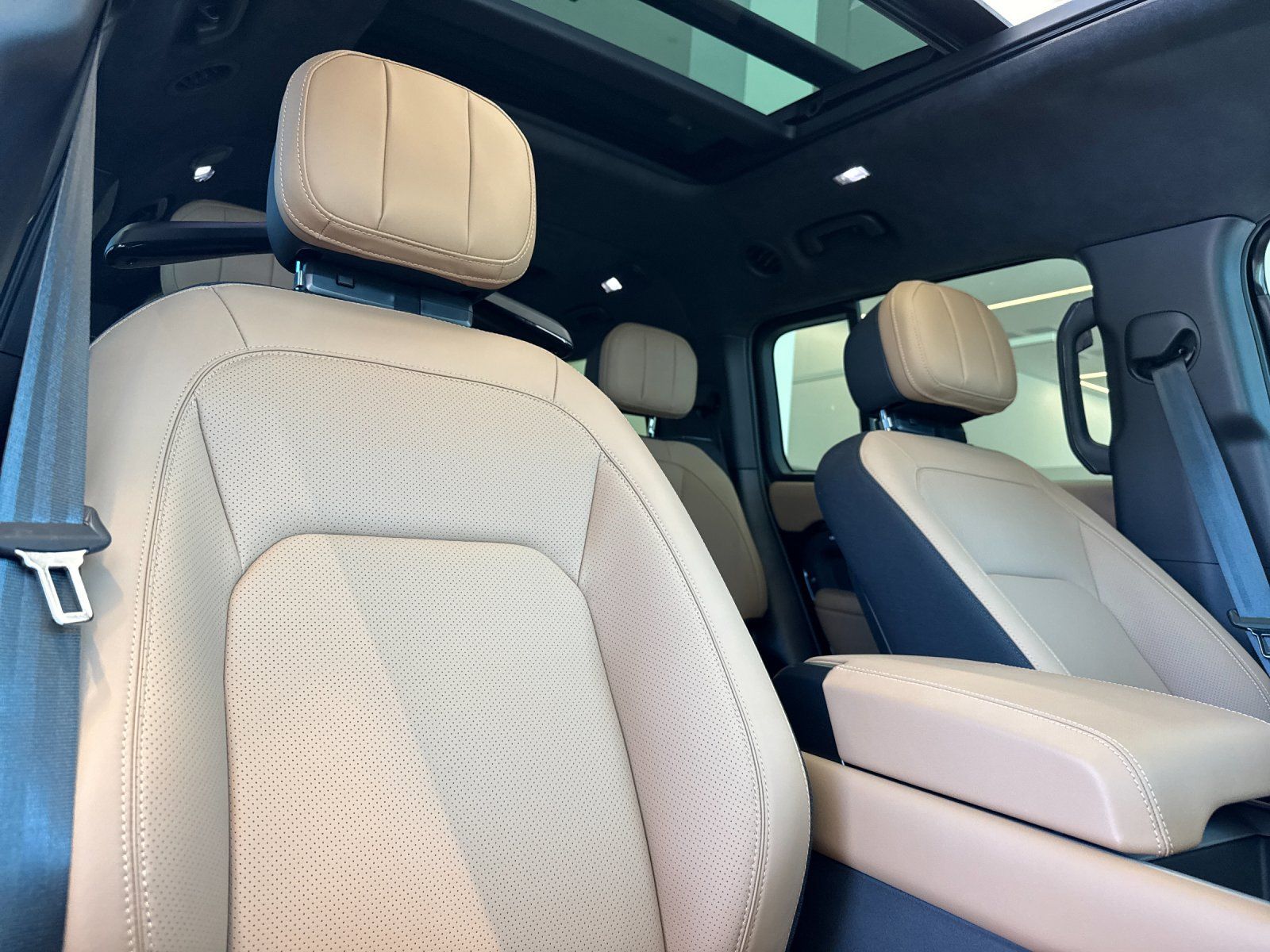 2026 Land Rover Defender 130 X — full photo 17 of 28
