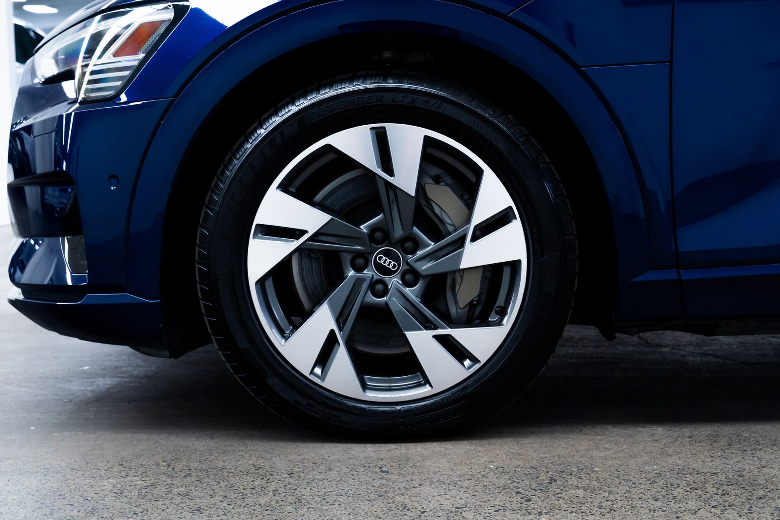 View vehicle photo 7