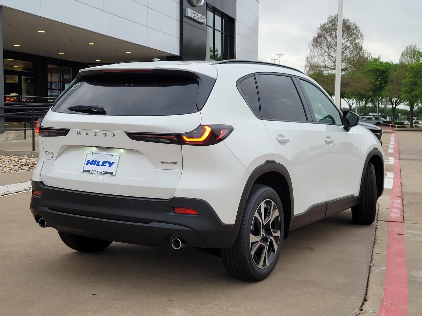 View vehicle photo 3