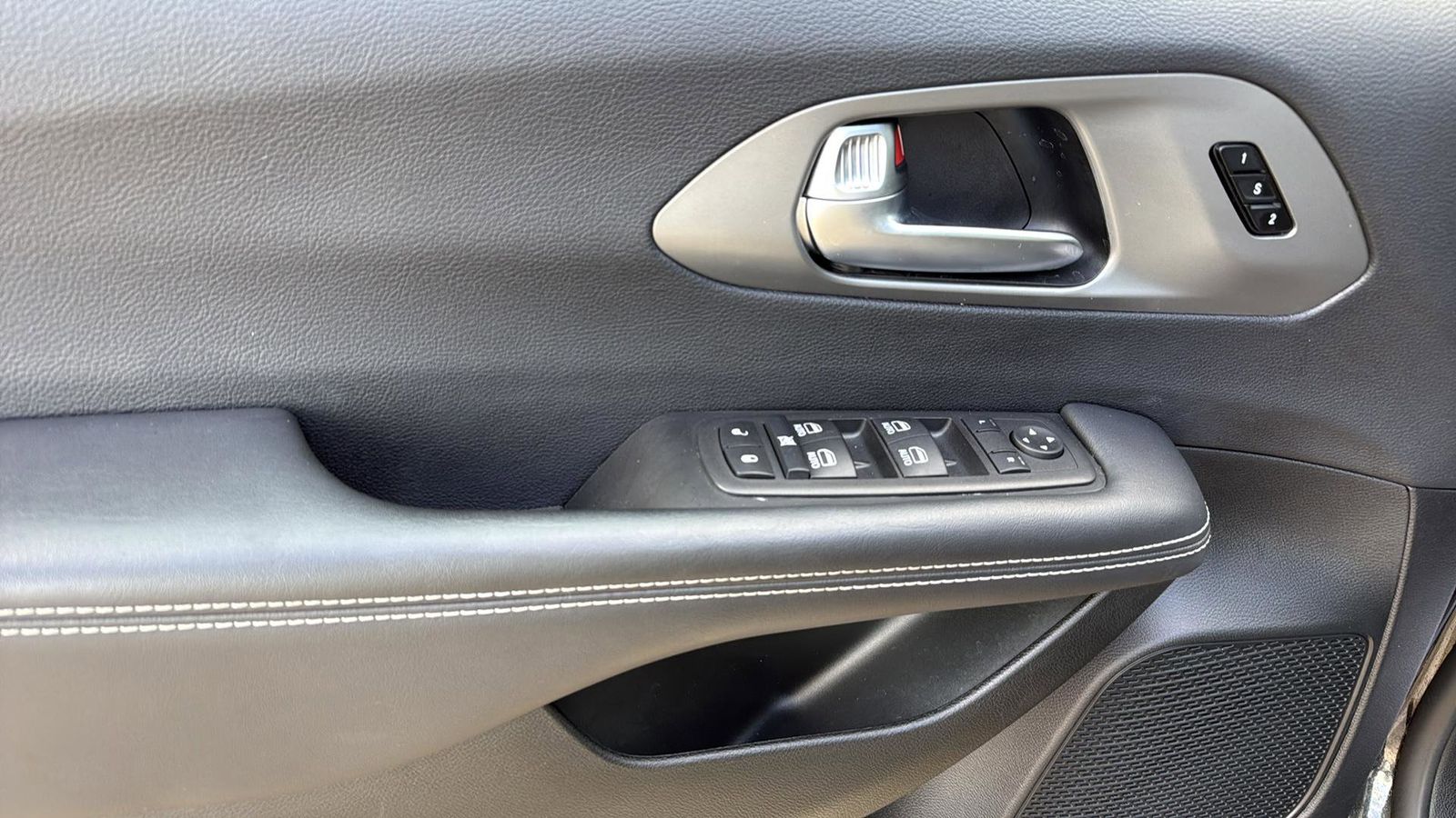 Used Car 2025 Chrysler Pacifica  Select For Sale Under $35,000 In Austin, Texas